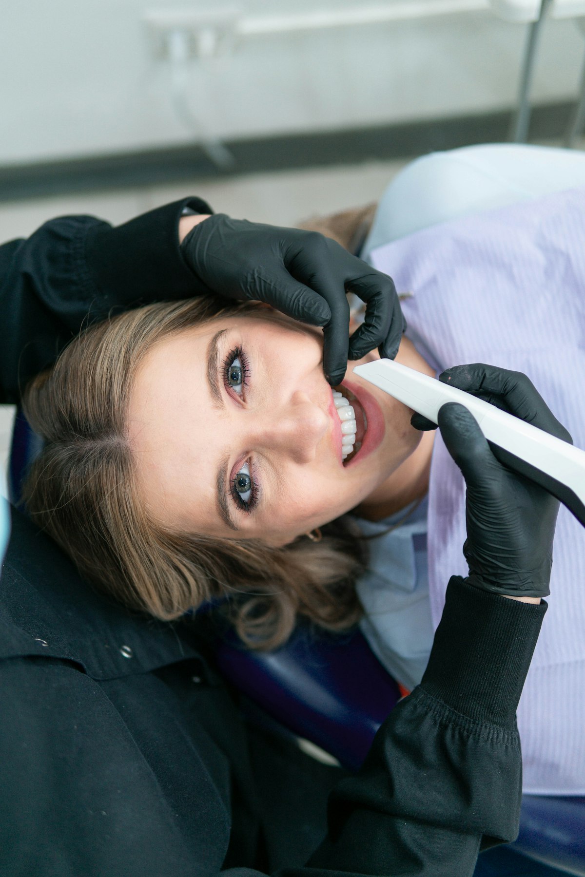 Dentista atendiendo a una paciente con cuidado