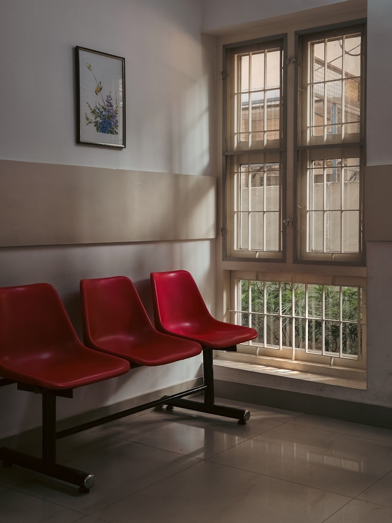 Interior cálido y moderno del consultorio Aurum